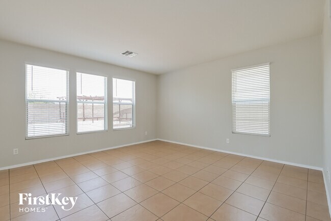 Foto del edificio - 4726 W Lindenthal Ln
