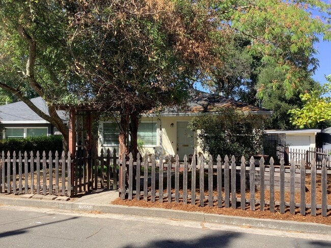 Building Photo - Cute 3 bedroom 2 bathroom home in Sebastopol