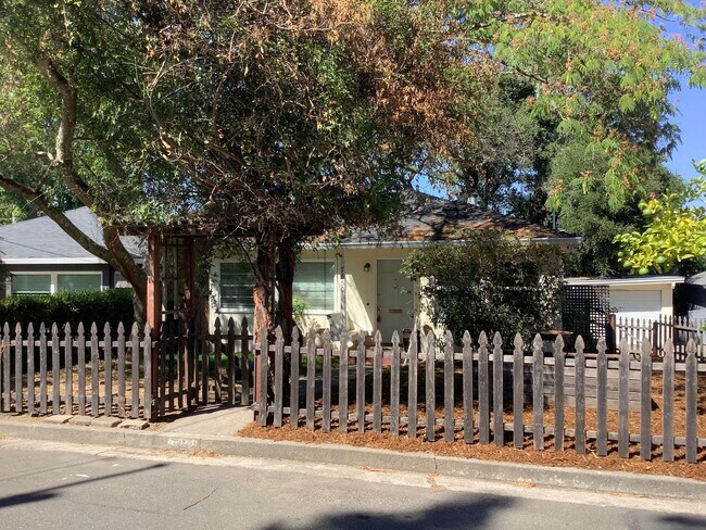 Foto del edificio - Cute 3 bedroom 2 bathroom home in Sebastopol