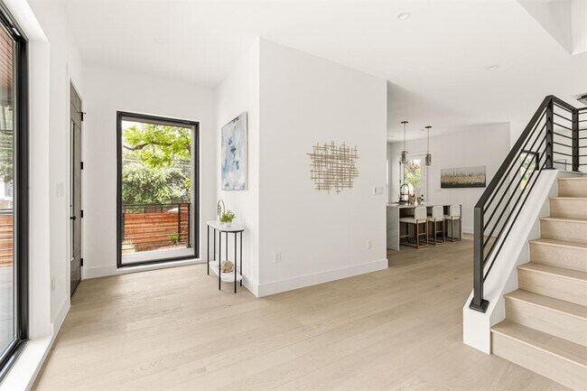 Foto del edificio - 2300 Bluebonnet Ln