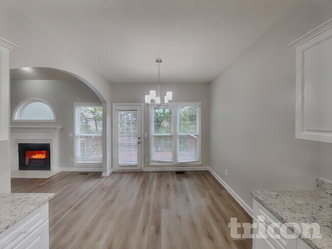 Foto del edificio - 4981 Tulip Grove Ln