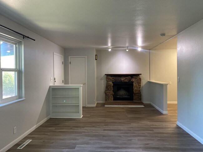 Building Photo - 3 Bed 1 Bath w/ 1 car garage West Side For...