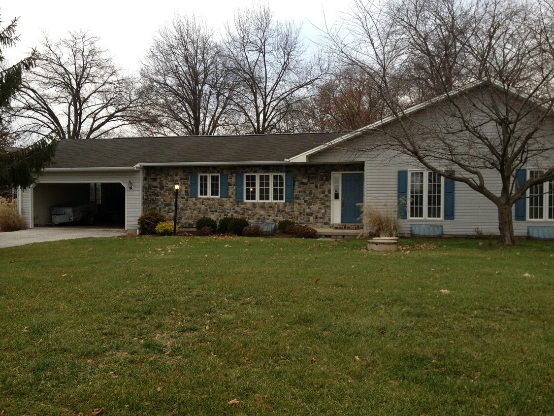2498 E Market St, East York, PA 17402 House Rental in East York, PA