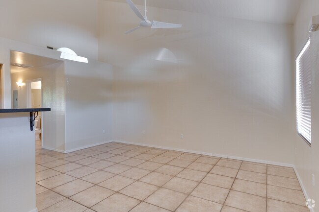 2 habitaciones, 1 baño - 850 pies cuadrados - Sala de estar - Bella Rosa Apartments