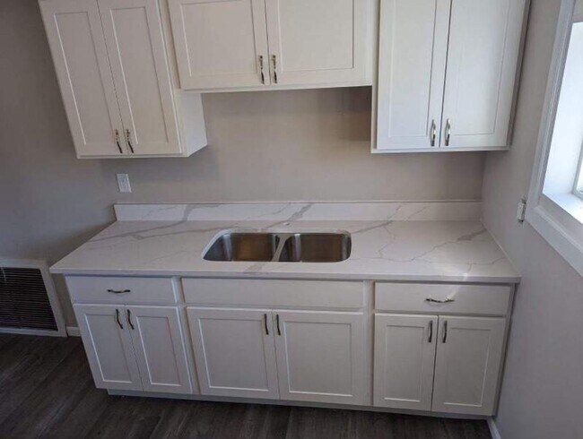 Building Photo - Updated 2 bedroom, Hobart Schools