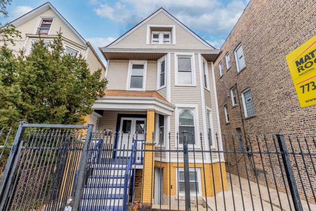 Building Photo - 3710 W Diversey Ave