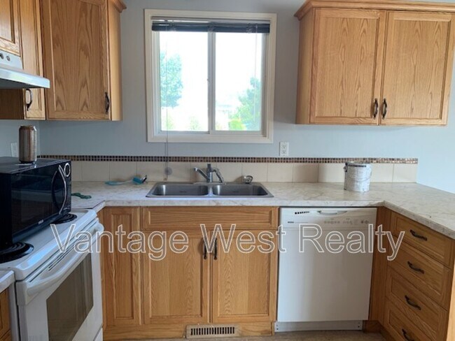 Photo du bâtiment - 815 Thompson Rd