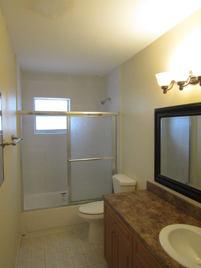 Building Photo - 2600 W 74th Terrace