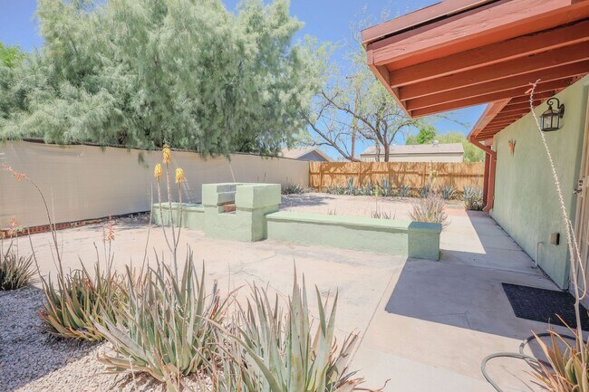 Foto del edificio - 1421 N. Louis Ave