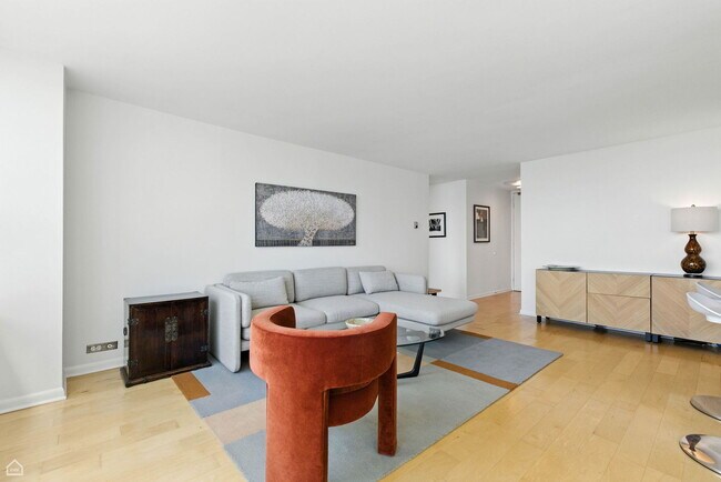 Foto del edificio - 1700 E 56th St