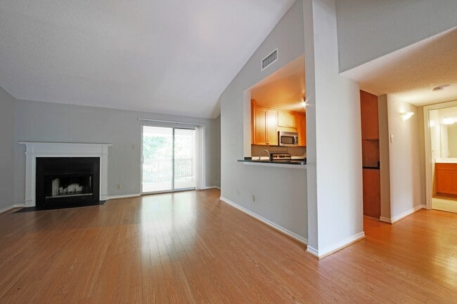 Foto del edificio - Updated top floor 2br with vaulted ceilings, two balconies and treed views!