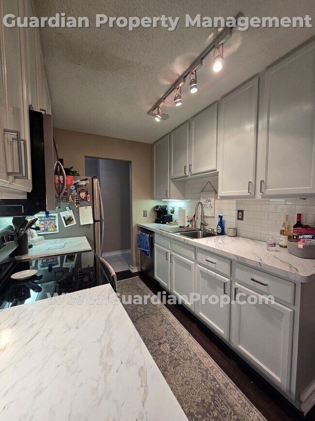 Foto del edificio - St Louis Park Condo by West End, Garage in...