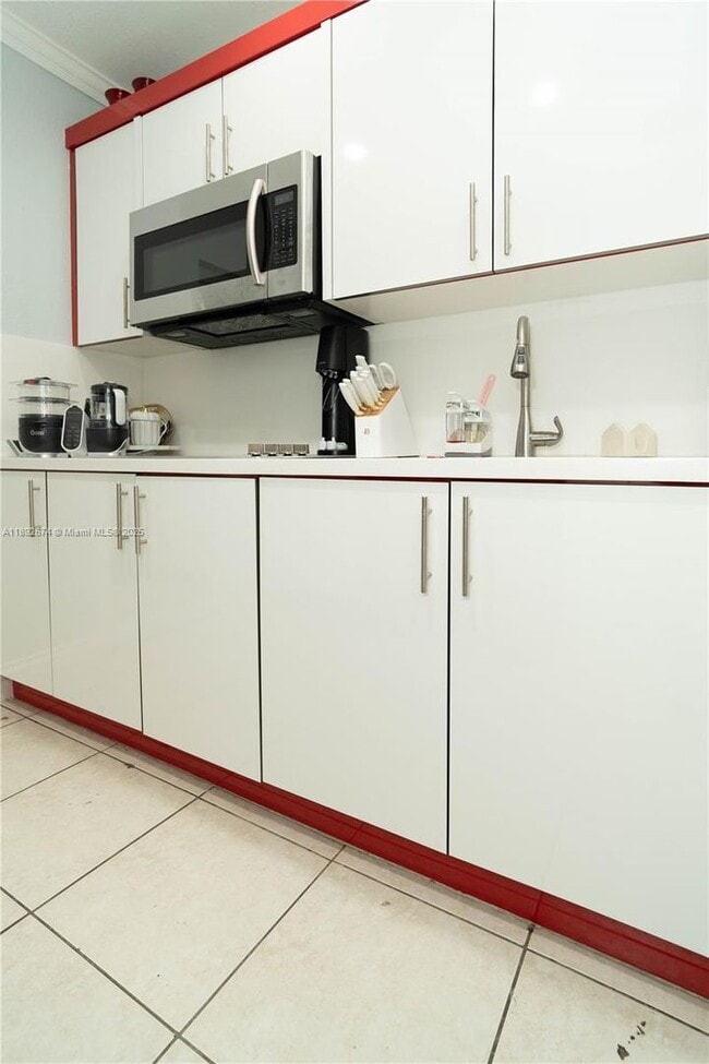 Foto del edificio - 298 E 3rd St