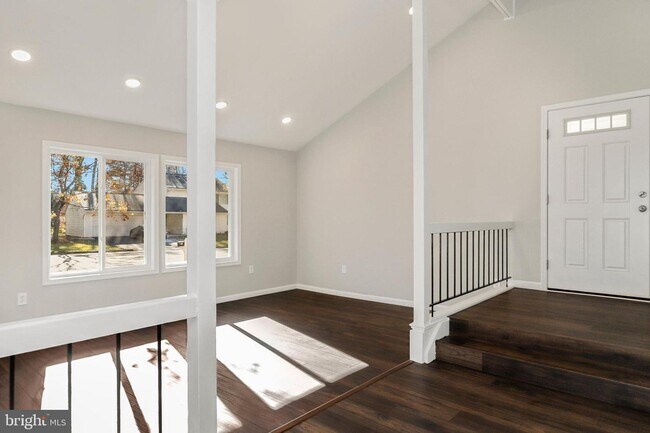 Building Photo - 312 Sugarland Run Dr