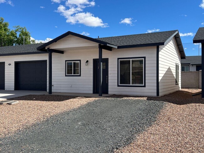 Building Photo - Dual Primary Suites & 2 car Garage