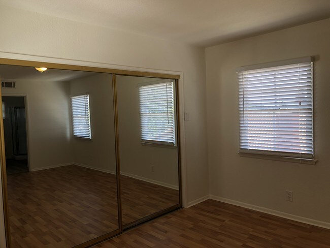 BR4 - 7227 El Manor Ave