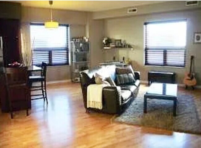 Foto del edificio - 4350 N Broadway St