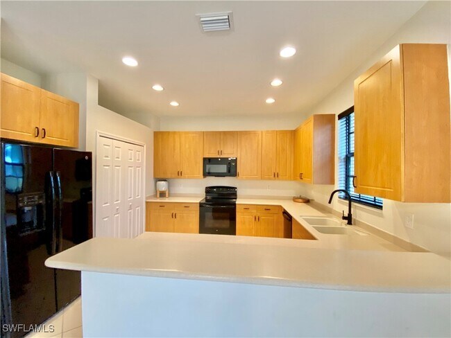 Foto del edificio - 7472 Bristol Cir