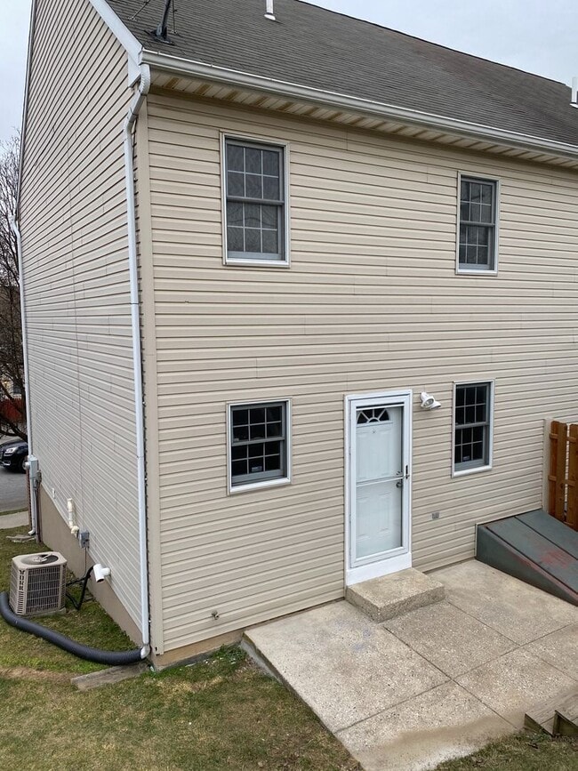 Foto del edificio - 819 Donnelly St