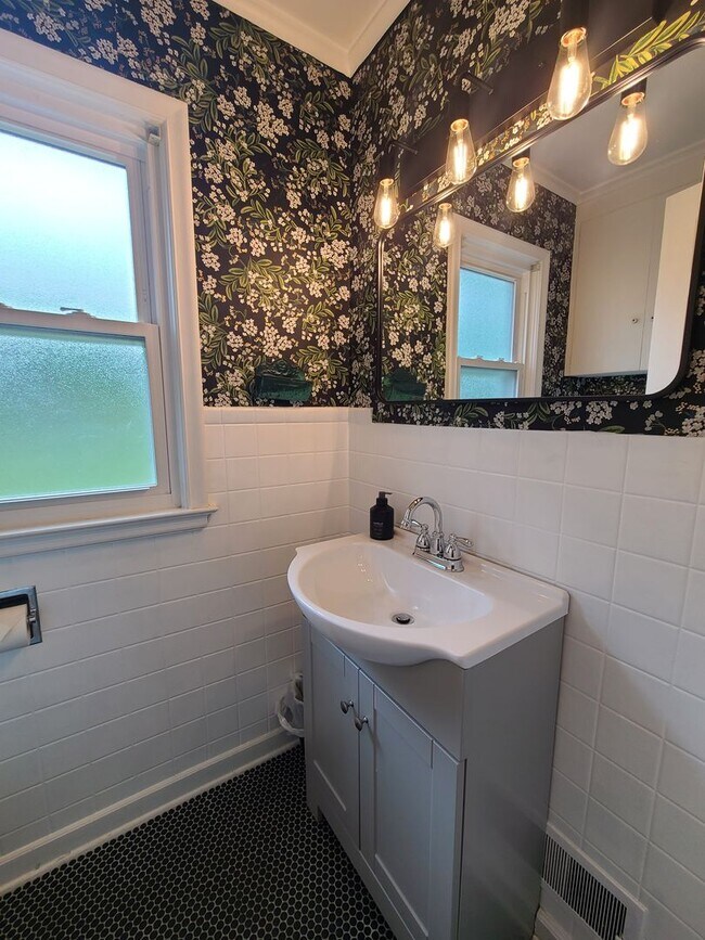 Building Photo - Partially Furnished 3-Bedroom Home with Fe...