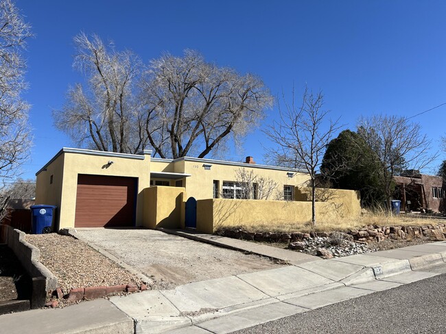 Building Photo - 732 Loma Vista Dr NE