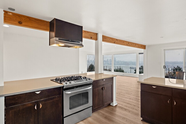 Foto del edificio - 2410 37th Ave SW