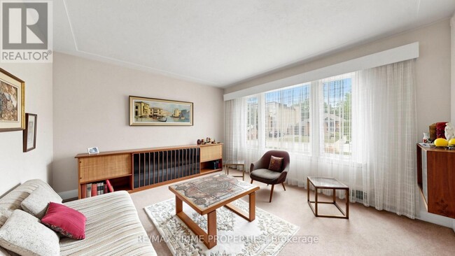 Building Photo - 33 Irvington Crescent