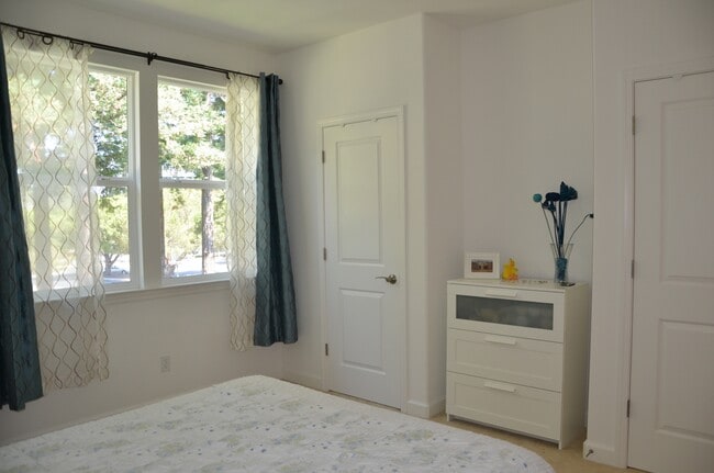 Building Photo - 556 Santa Rosalia Ter