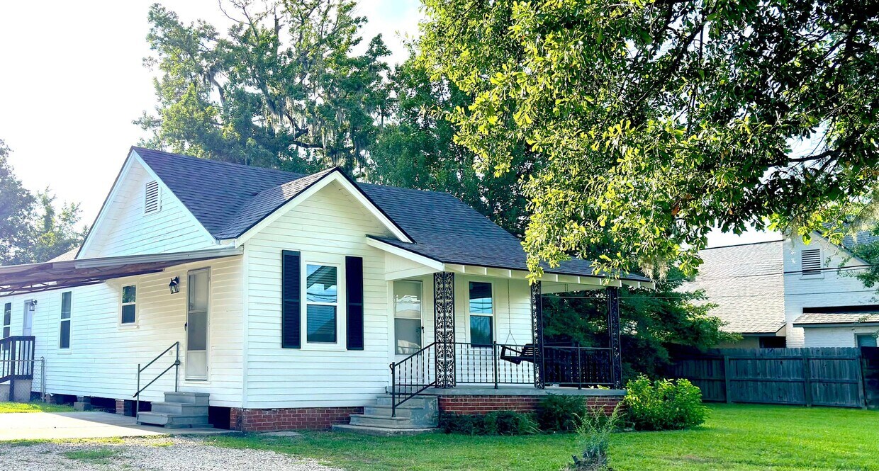 Primary Photo - Comfortable Charm on Stumberg Lane – 3 Bed...
