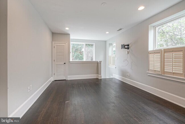Building Photo - 1855 Frankford Ave