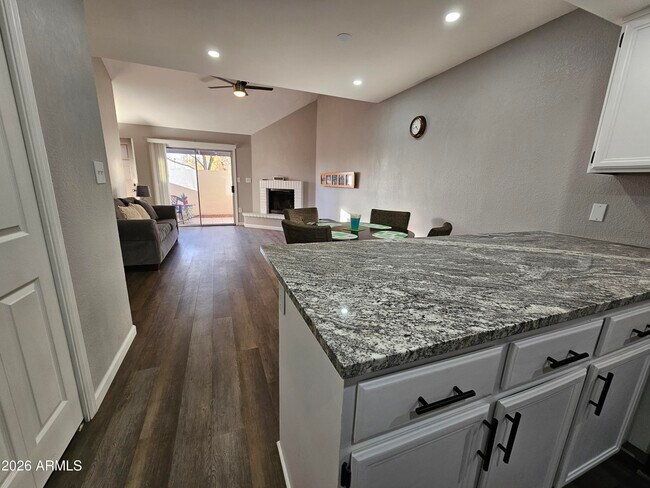 Foto del edificio - 2144 E Center Ln