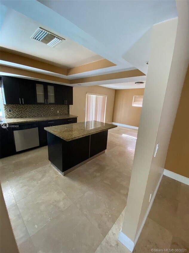 Foto principal - 2130 NE 203rd Ter