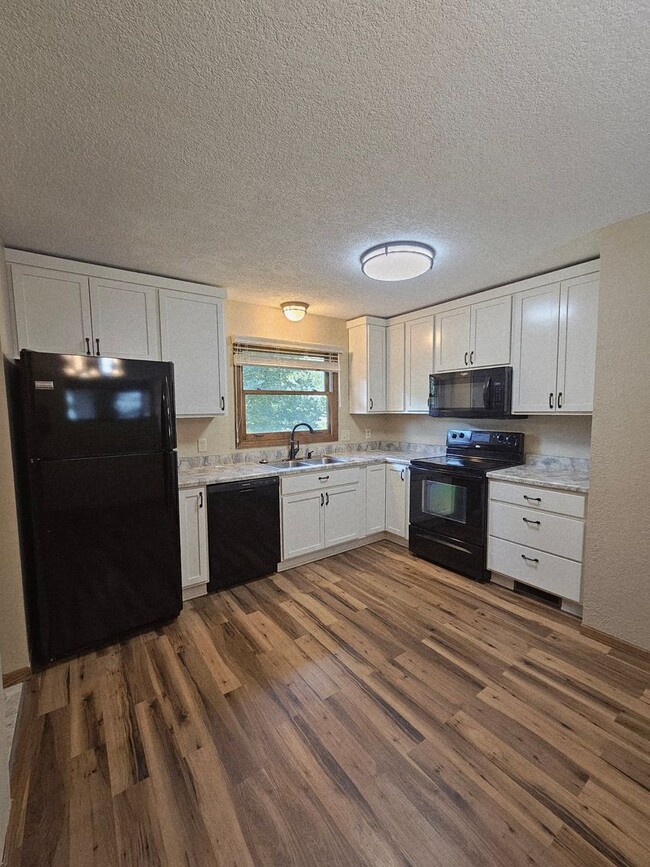Building Photo - 2 BEDROOM | 1 BATH | SINGLE LEVEL | GARAGE...
