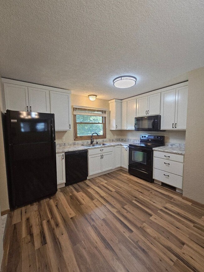 Foto del edificio - 2 BEDROOM | 1 BATH | SINGLE LEVEL | GARAGE...