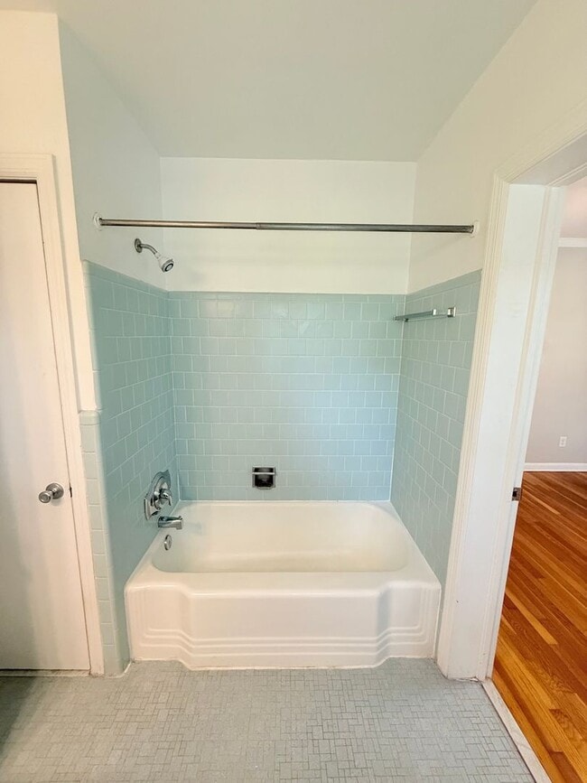 Building Photo - Quaint Upstairs 2 Bedroom