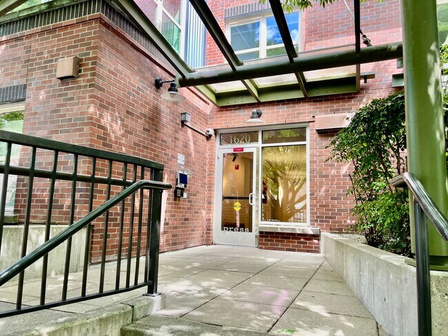 Foto del edificio - Top Floor Open one bedroom and amazing vie...