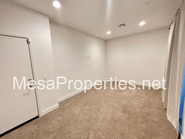 Building Photo - 7375 Luminaire Pl