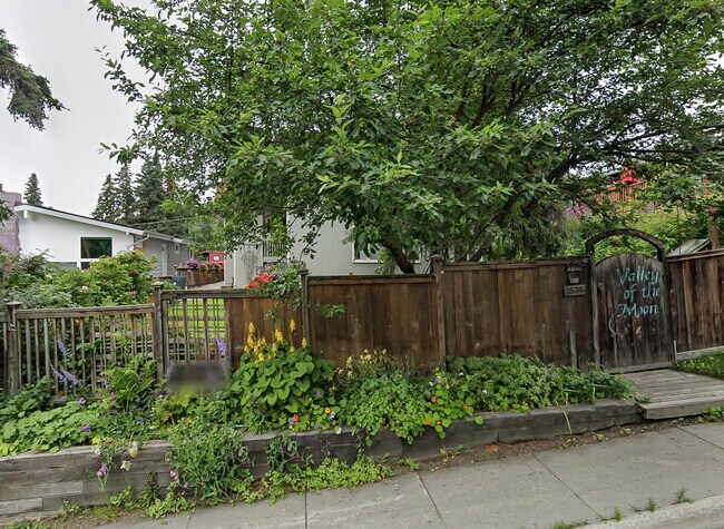 Street View Summer - 1576 E St