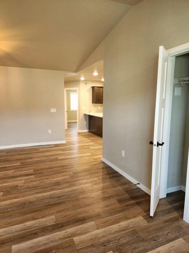 Building Photo - 105 Nieson St