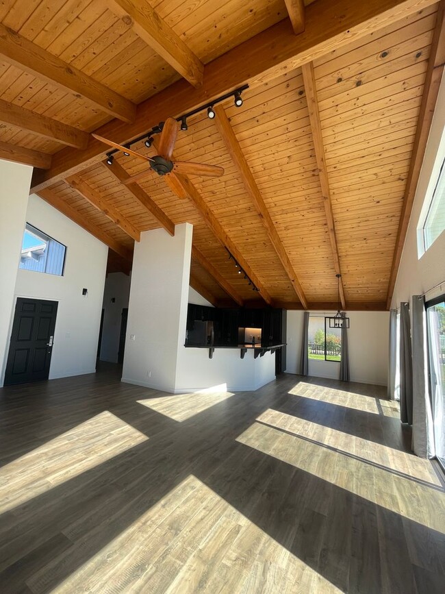 Building Photo - 3 Bed 3 Bath Ridgemark Home - Golf Course ...