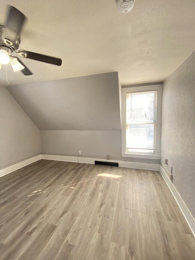Foto del edificio - 403 W 6th St