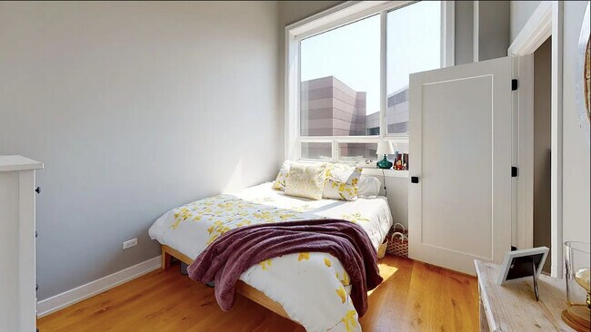 Foto del edificio - 1470 W Webster Ave