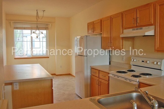Building Photo - 14734 SW Trout Creek Ln
