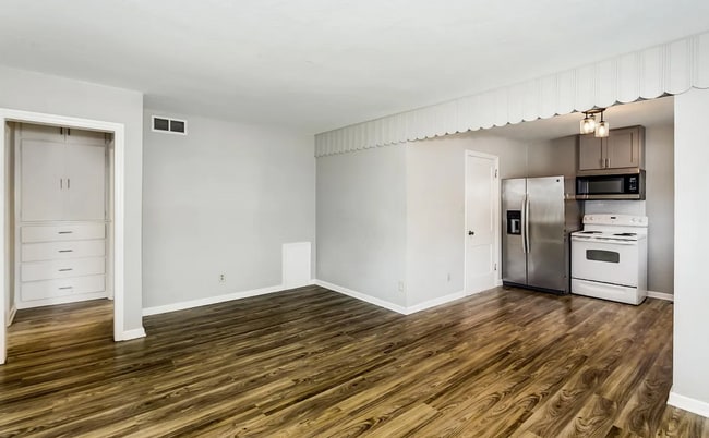 Building Photo - 757 Delrose 1 Bedroom