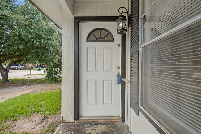 Foto del edificio - 1417 Hillside Dr