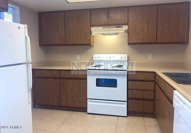 Building Photo - 5233 W Myrtle Ave