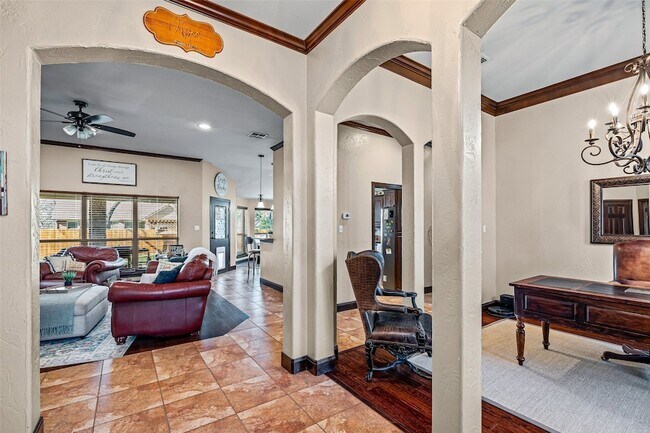 Foto del edificio - 8918 N Longwood Dr