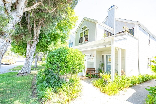 Building Photo - 4527 Carpinteria Ave