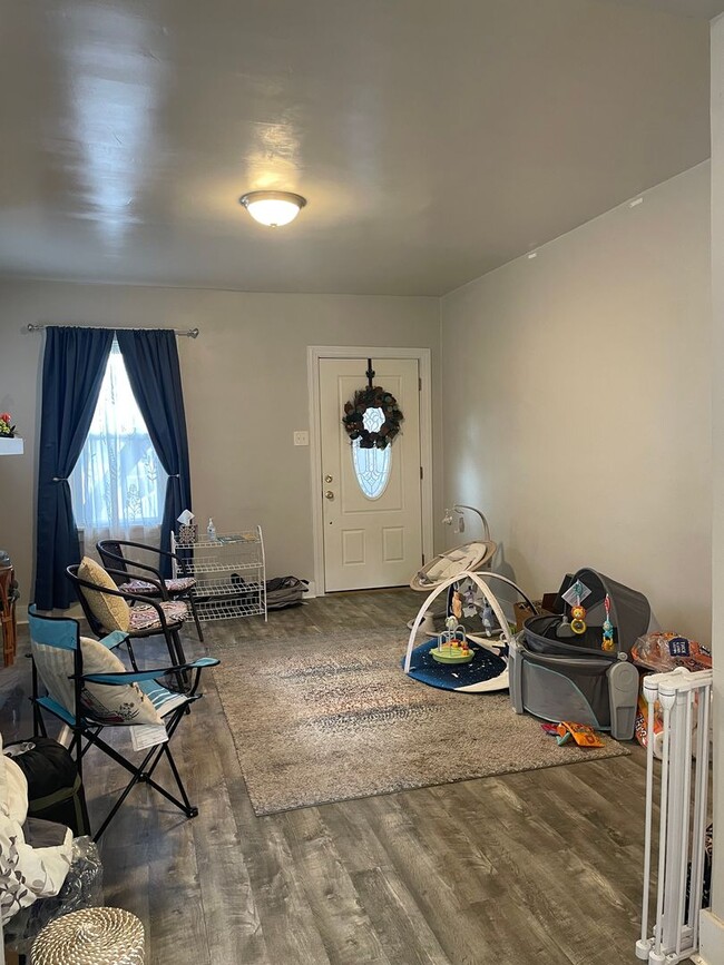 Building Photo - Spacious 3 Bedroom Home with Full finished...