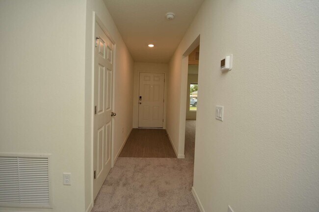 Foto del edificio - Charming 3-Bedroom Oasis with 2 Full Baths in  Indian Trails